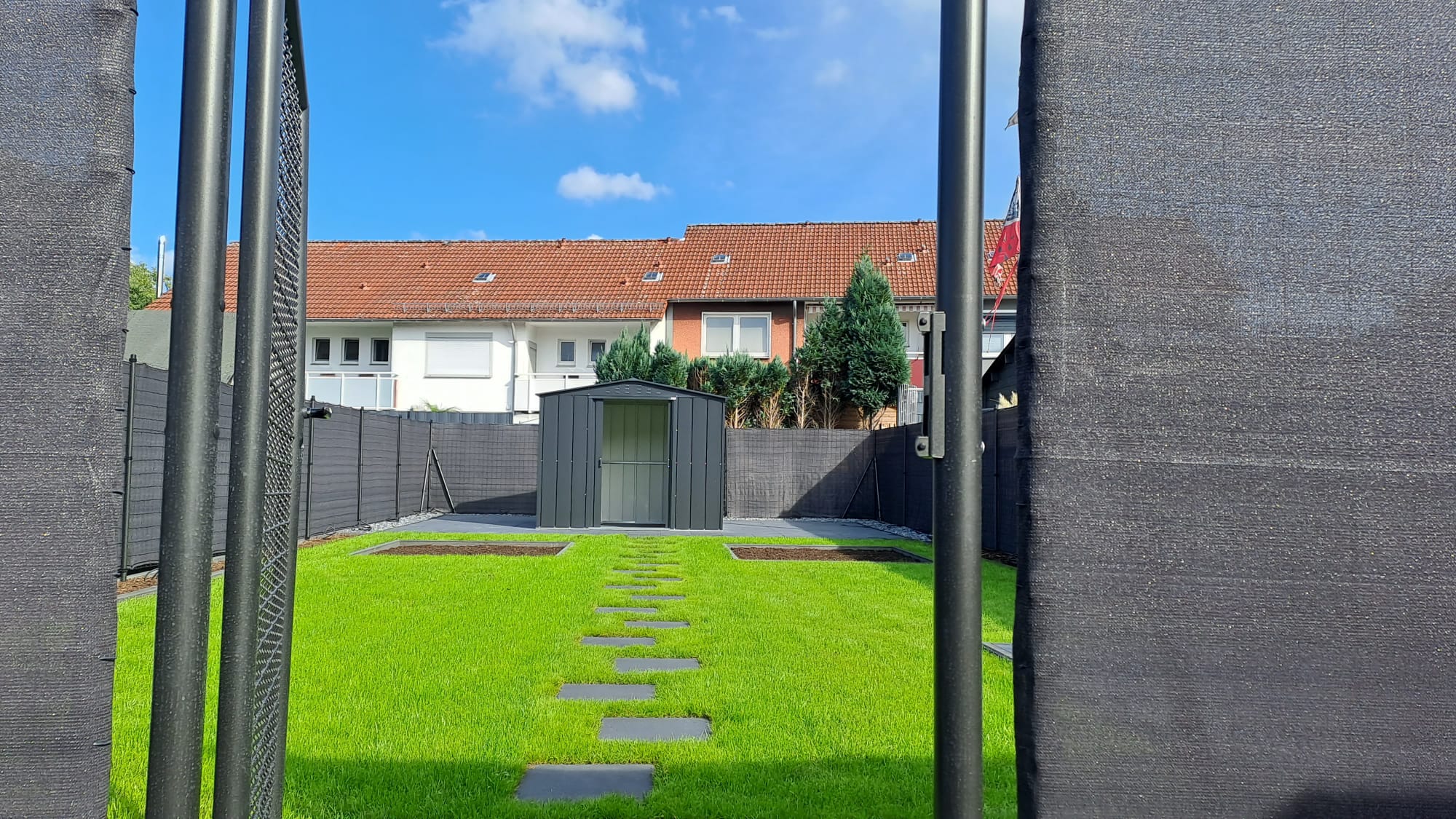 Gartengestaltung in Marl – neu angelegter Garten mit Rasenfläche und blühenden Beeten durch Green Oase
