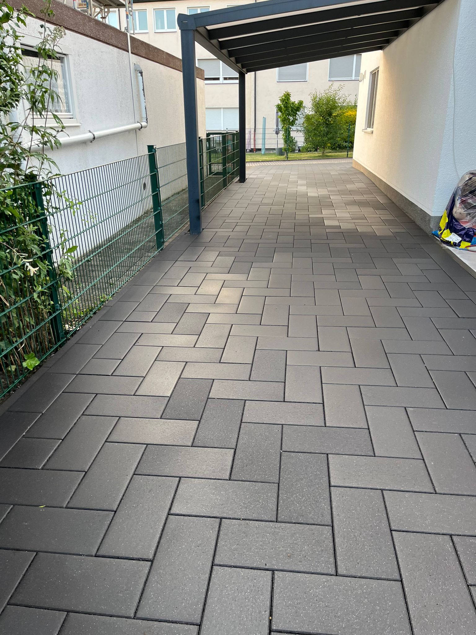 Pflasterarbeiten in Marl – exakt verlegte Betonsteine auf einer modernen Einfahrt durch Green Oase Garten- und Landschaftsbau