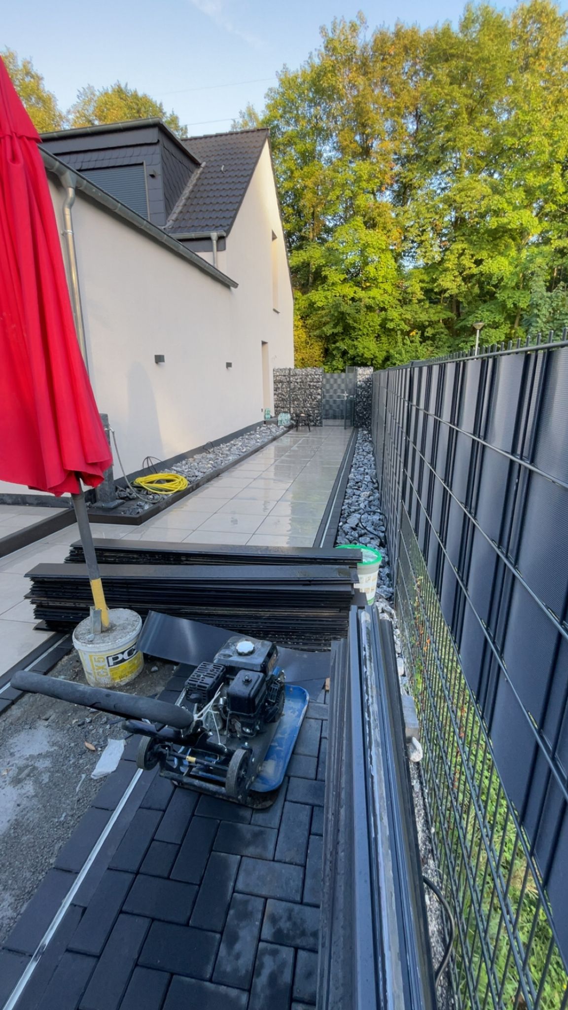 Terrassenbau in Marl – moderne Holzterrasse mit Loungemöbeln im Außenbereich eines Privatgartens